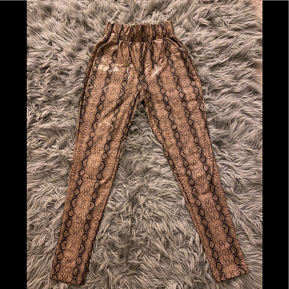 By Egreis  leggings